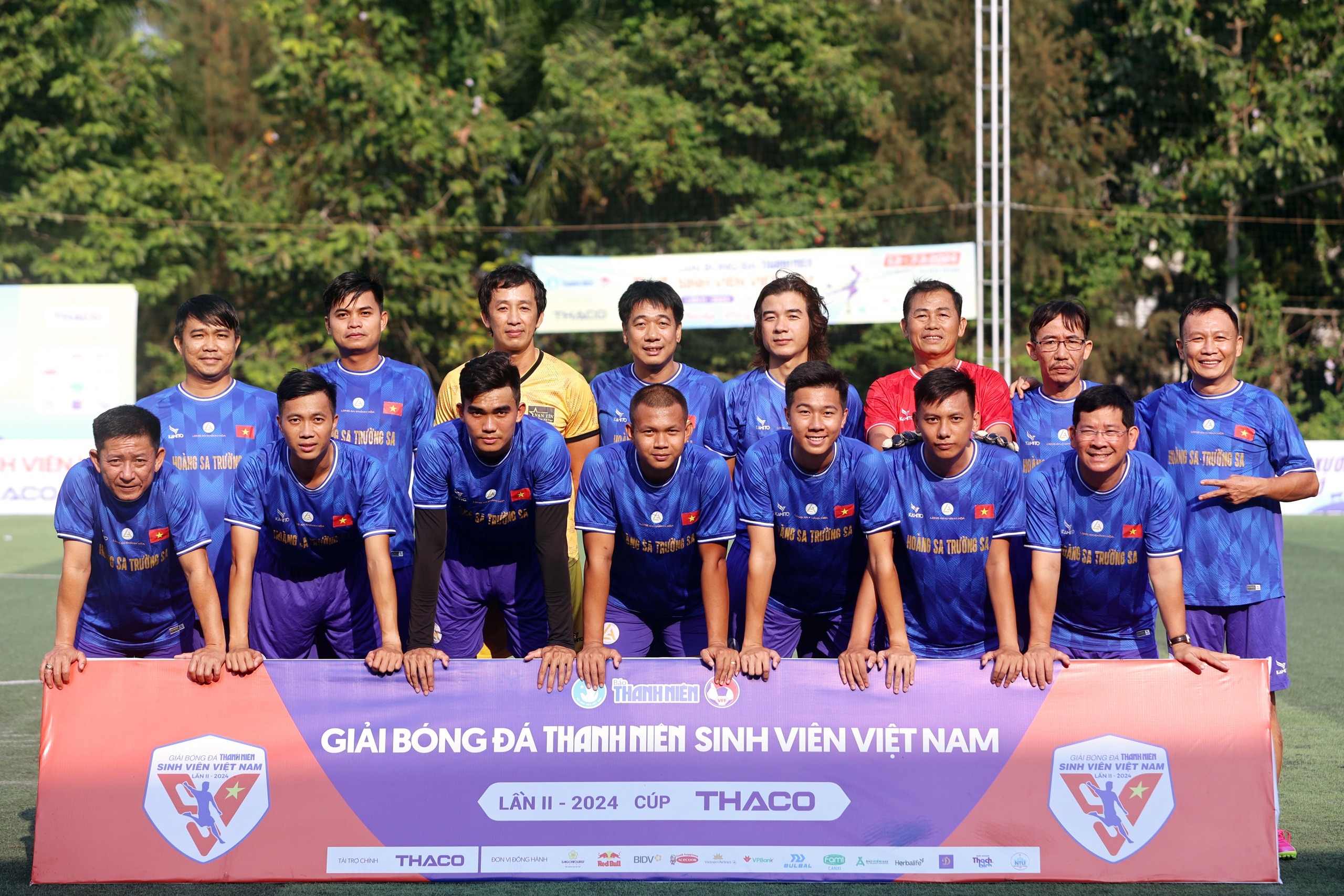 Trận đấu giao hữu sôi động giữa ĐH Nha Trang và đội liên quân tại vòng loại giải bóng đá Thanh Niên sinh viên Việt Nam