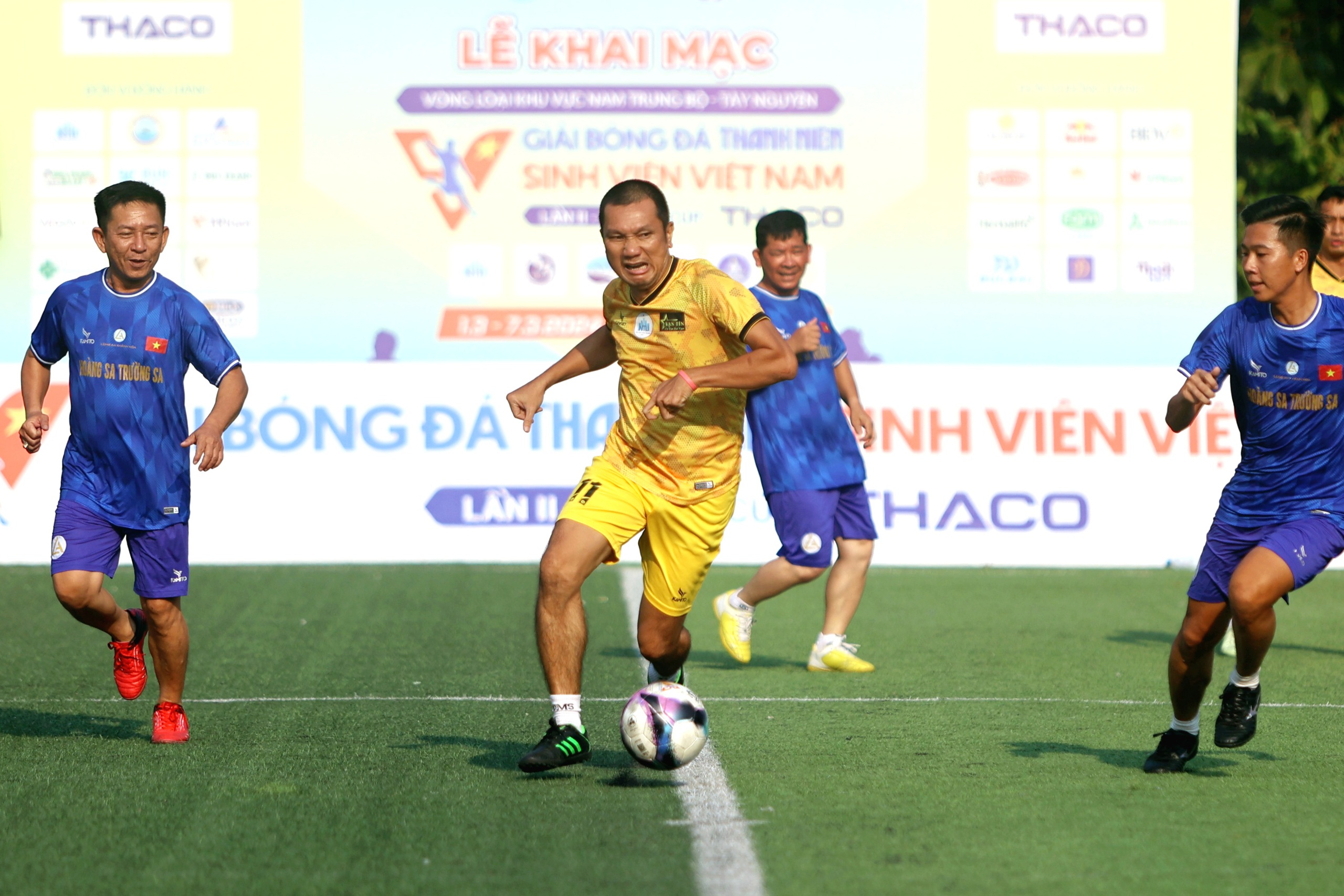 Trận đấu giao hữu sôi động giữa ĐH Nha Trang và đội liên quân tại vòng loại giải bóng đá Thanh Niên sinh viên Việt Nam