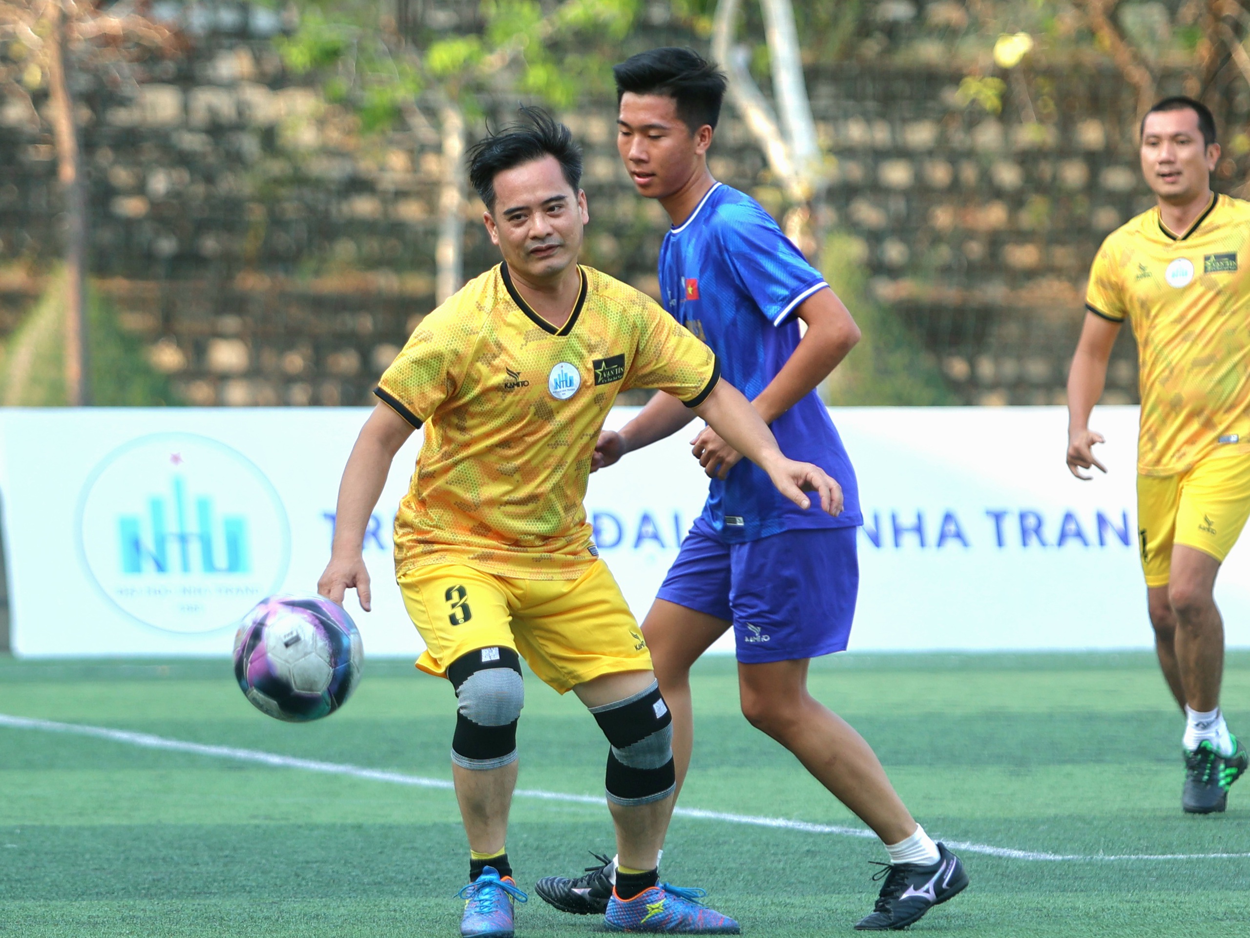 Trận đấu giao hữu sôi động giữa ĐH Nha Trang và đội liên quân tại vòng loại giải bóng đá Thanh Niên sinh viên Việt Nam