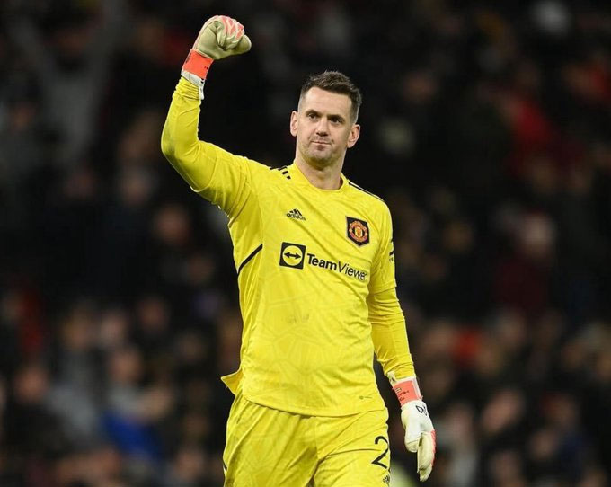 Thủ môn Tom Heaton gia hạn hợp đồng với Manchester United