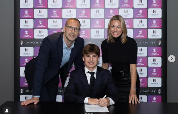 Con trai của huyền thoại Petr Cech chính thức ký hợp đồng chuyên nghiệp với Fulham