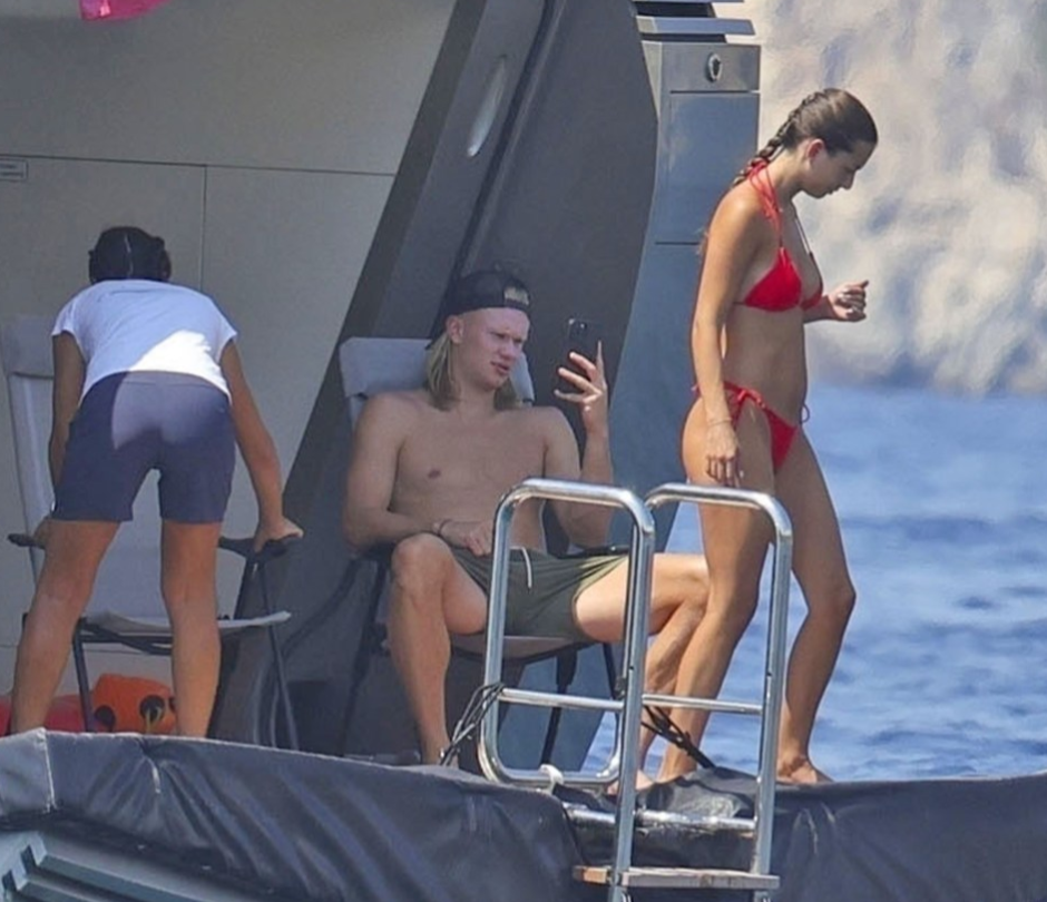 Erling Haaland tận hưởng kỳ nghỉ thư giãn cùng bạn gái xinh đẹp tại Ibiza