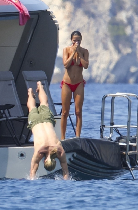 Erling Haaland tận hưởng kỳ nghỉ thư giãn cùng bạn gái xinh đẹp tại Ibiza