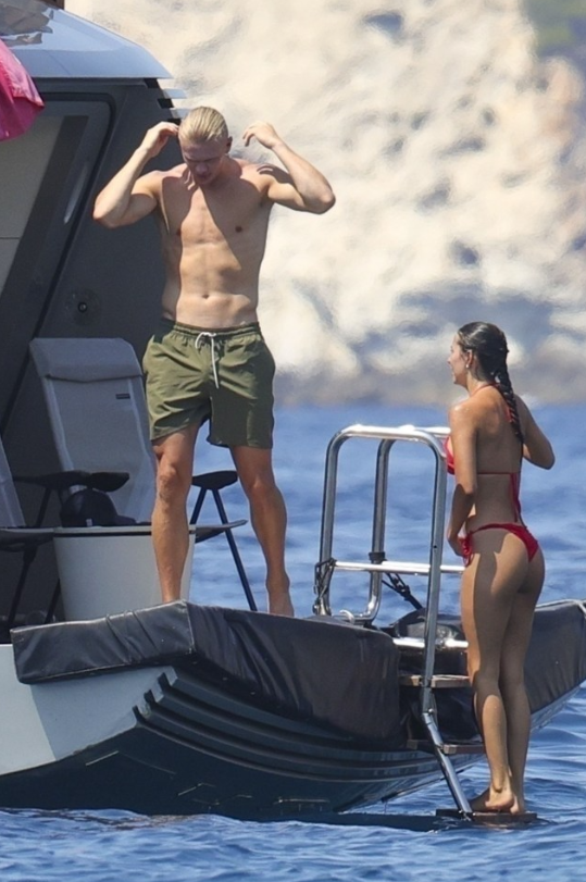 Erling Haaland tận hưởng kỳ nghỉ thư giãn cùng bạn gái xinh đẹp tại Ibiza