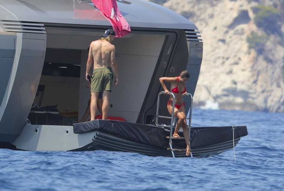 Erling Haaland tận hưởng kỳ nghỉ thư giãn cùng bạn gái xinh đẹp tại Ibiza