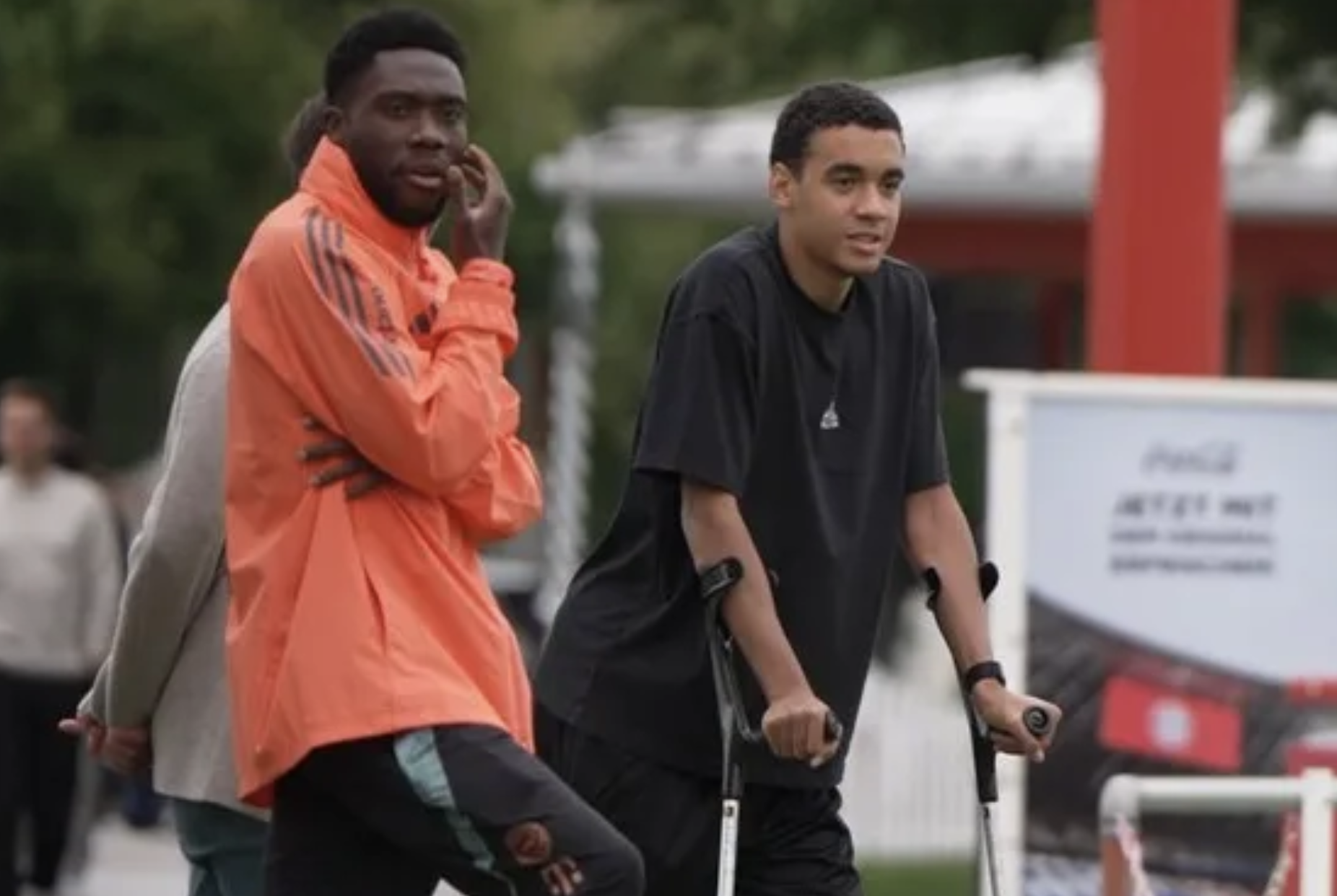 Musiala trở lại sân tập Bayern Munich sau ca phẫu thuật, truyền cảm hứng cho thế hệ trẻ