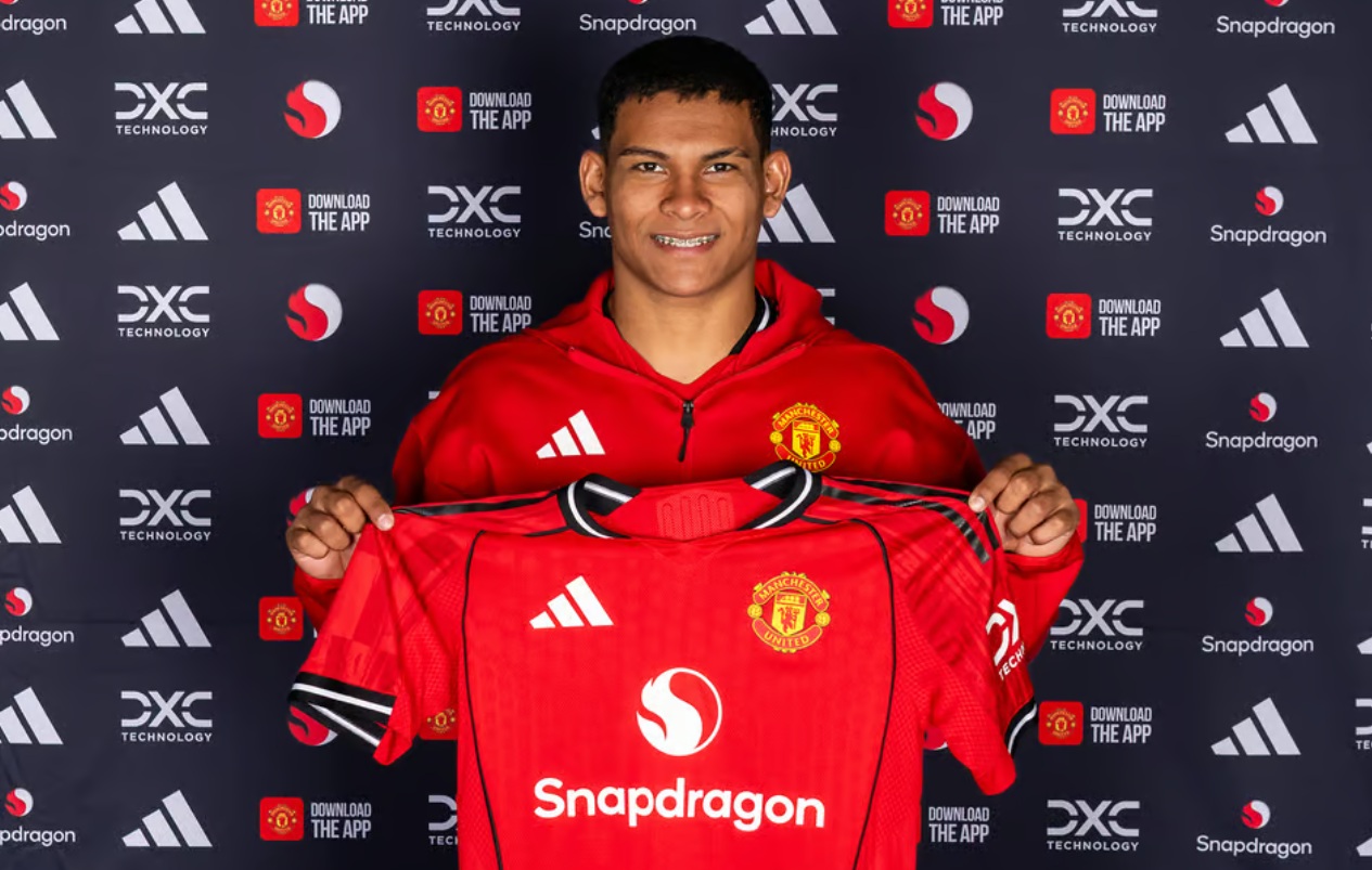 Sao mai Paraguay Diego Leon chính thức cập bến Manchester United