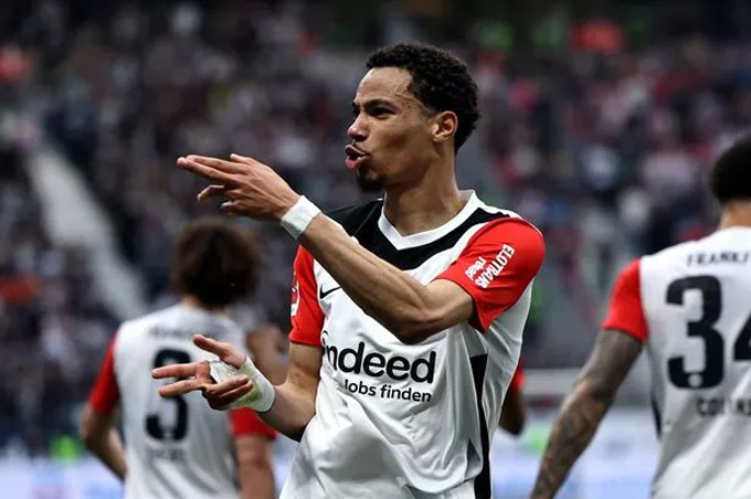 Newcastle Ráo Riết Theo Đuổi Ekitike: Thương Vụ 86 Triệu Bảng Gây Dựng Nhiều Câu Hỏi