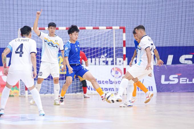 Thái Sơn Nam đả bại Trẻ TP.HCM, giành lại ngôi đầu bảng