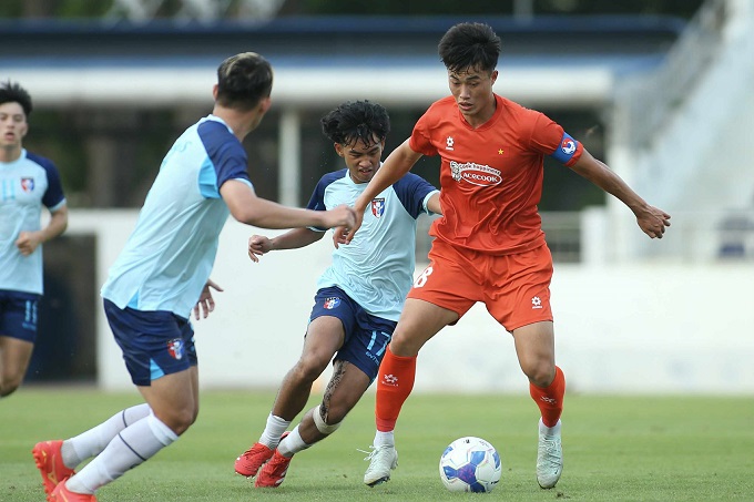 HLV Kim Sang Sik Dốc Lực Kiểm Tra Tiền Vệ U23 Việt Nam Chuẩn Bị Cho VCK U23 Đông Nam Á 2025