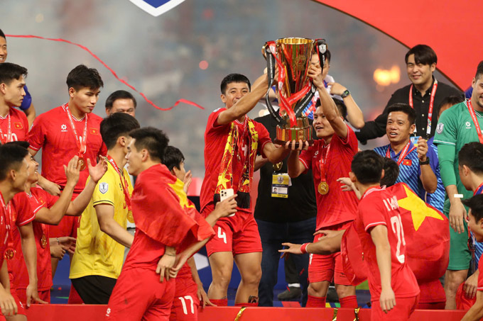 Bùi Tiến Dũng nâng cúp vô địch AFF Cup 2024
