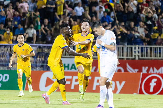 SLNA (áo vàng) đã có chiến thắng ấn tượng trước Nam Định SLNA chiến thắng Nam Định