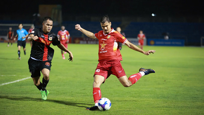 Ninh Bình (phải) đã có trận thắng 3-1 trên sân Hà Tĩnh.