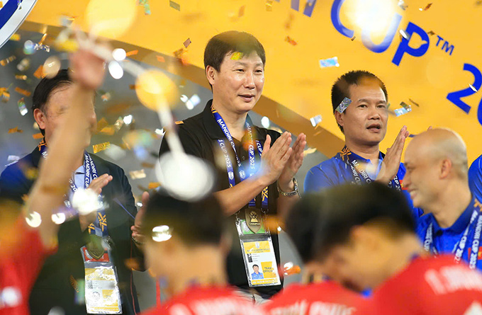 Hình ảnh HLV Kim Sang Sik