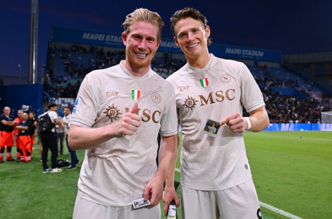 De Bruyne và McTominay ăn mừng