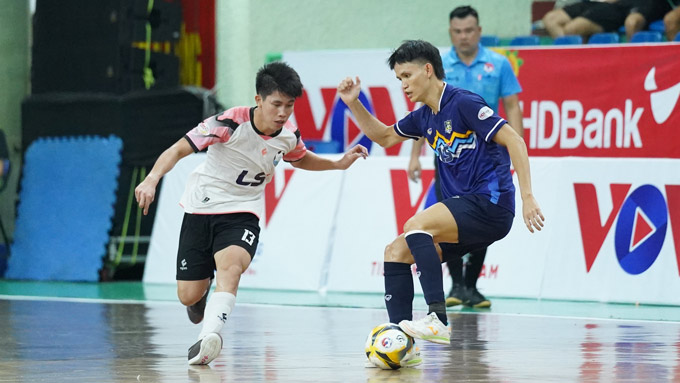 Hà Nội FC (áo trắng) thi đấu xuất sắc trước Thái Sơn Nam
