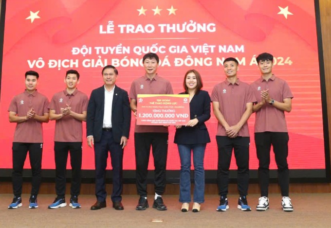 Đội tuyển Việt Nam nhận thưởng từ Tập đoàn Động Lực
