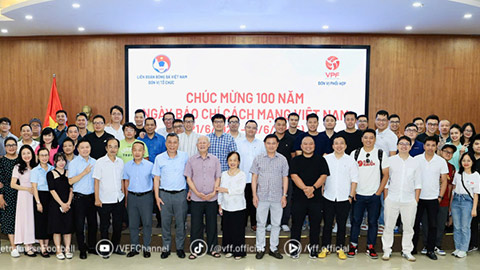 Hình ảnh Chủ tịch VFF và các cầu thủ trẻ