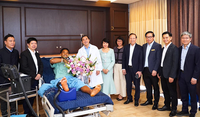 Xuân Son được thăm hỏi tại bệnh viện
