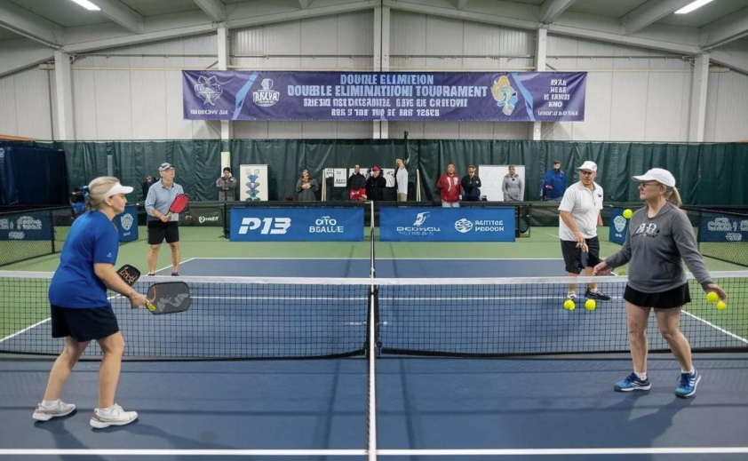Hai người chơi Pickleball động viên nhau