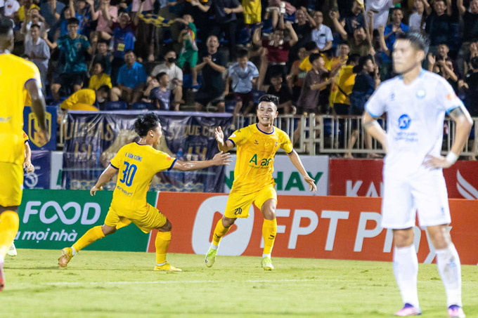 Văn Lương (giữa) đã chơi nổi bật trong trận đấu với Nam Định Văn Lương tỏa sáng