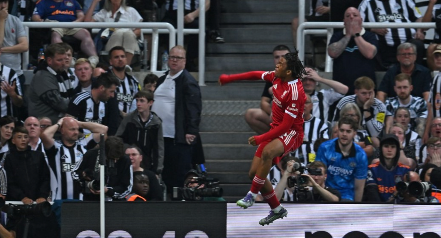 Rio Ngumoha Cậu nhóc 16 tuổi đến từ Cobham và màn ra mắt khó quên 2 Rio Ngumoha tập luyện cùng đội