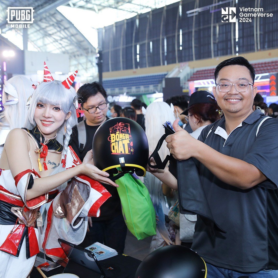 Game thủ nhận quà lưu niệm