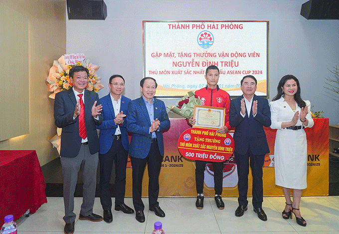 Thủ môn Nguyễn Đình Triệu nhận bằng khen và tiền thưởng
