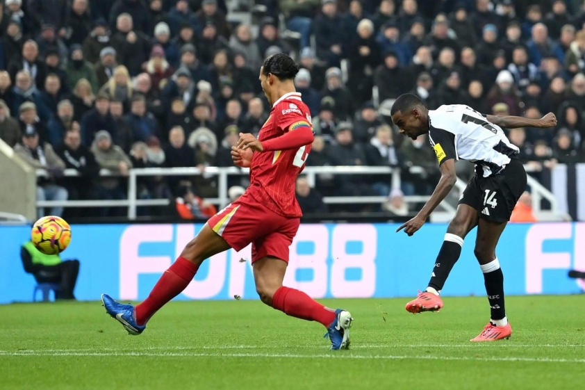 Virgil van Dijk và Isak trong một trận đấu