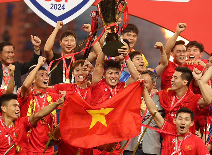 Hình ảnh HLV Kim Sang Sik