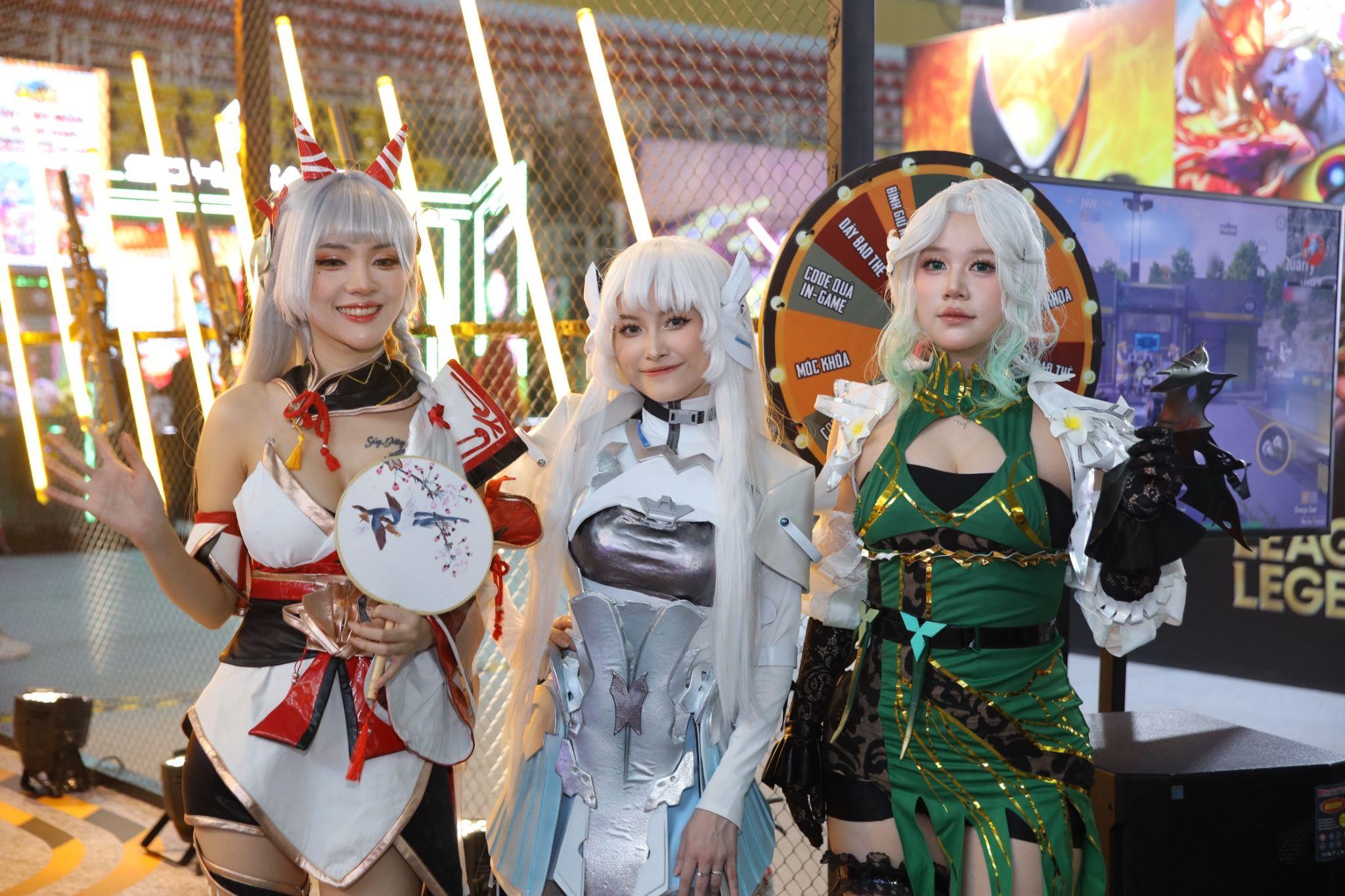 Cosplayer tạo điểm nhấn tại gian hàng