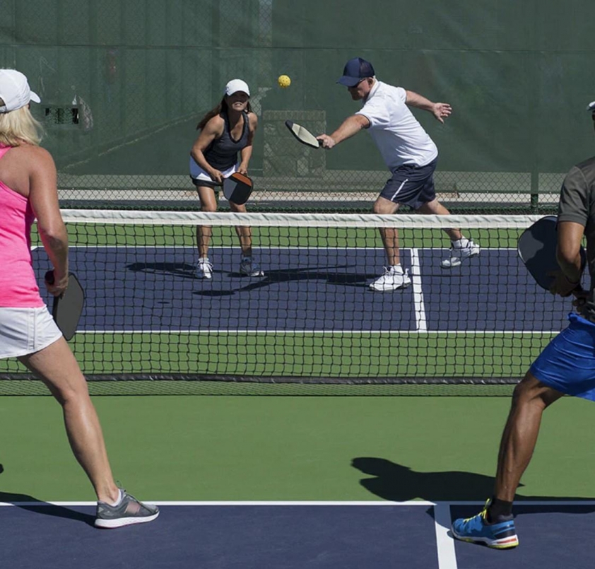 Người chơi Pickleball chuẩn bị trả giao bóng