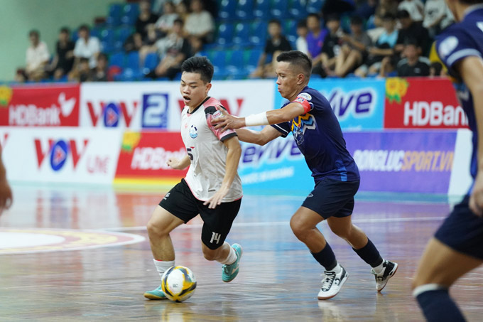 Các cầu thủ Thái Sơn Nam nỗ lực tìm kiếm bàn thắng