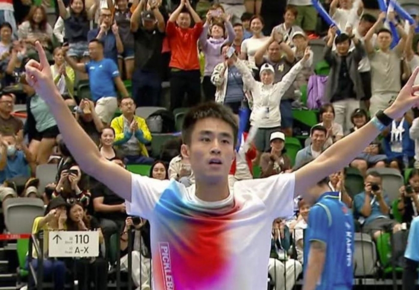 Jack Wong nâng cao cúp vô địch