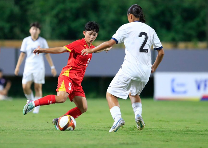 Lưu Hoàng Vân (số 9) trong trận đấu với U20 Hong Kong