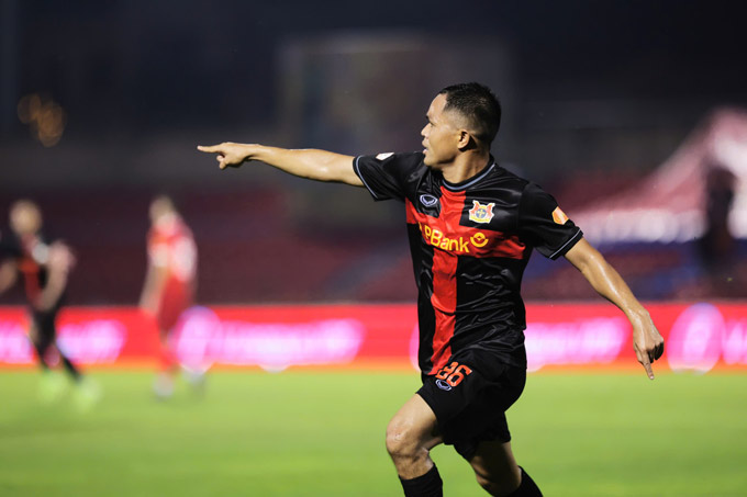 Dụng Quang Nho ăn mừng bàn thắng
