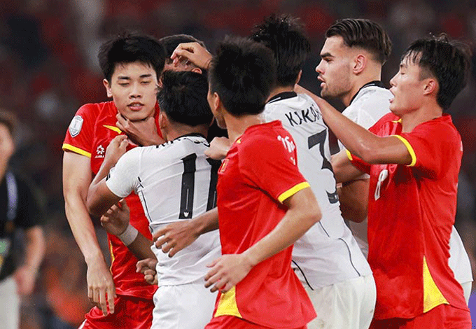 Cầu thủ U23 Việt Nam bị cầu thủ Indonesia bóp cổ