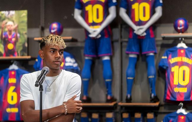 HLV ĐT Tây Ban Nha mong dư luận để Lamine Yamal được yên 1 HLV ĐT Tây Ban Nha mong dư luận để Lamine Yamal được yên 1