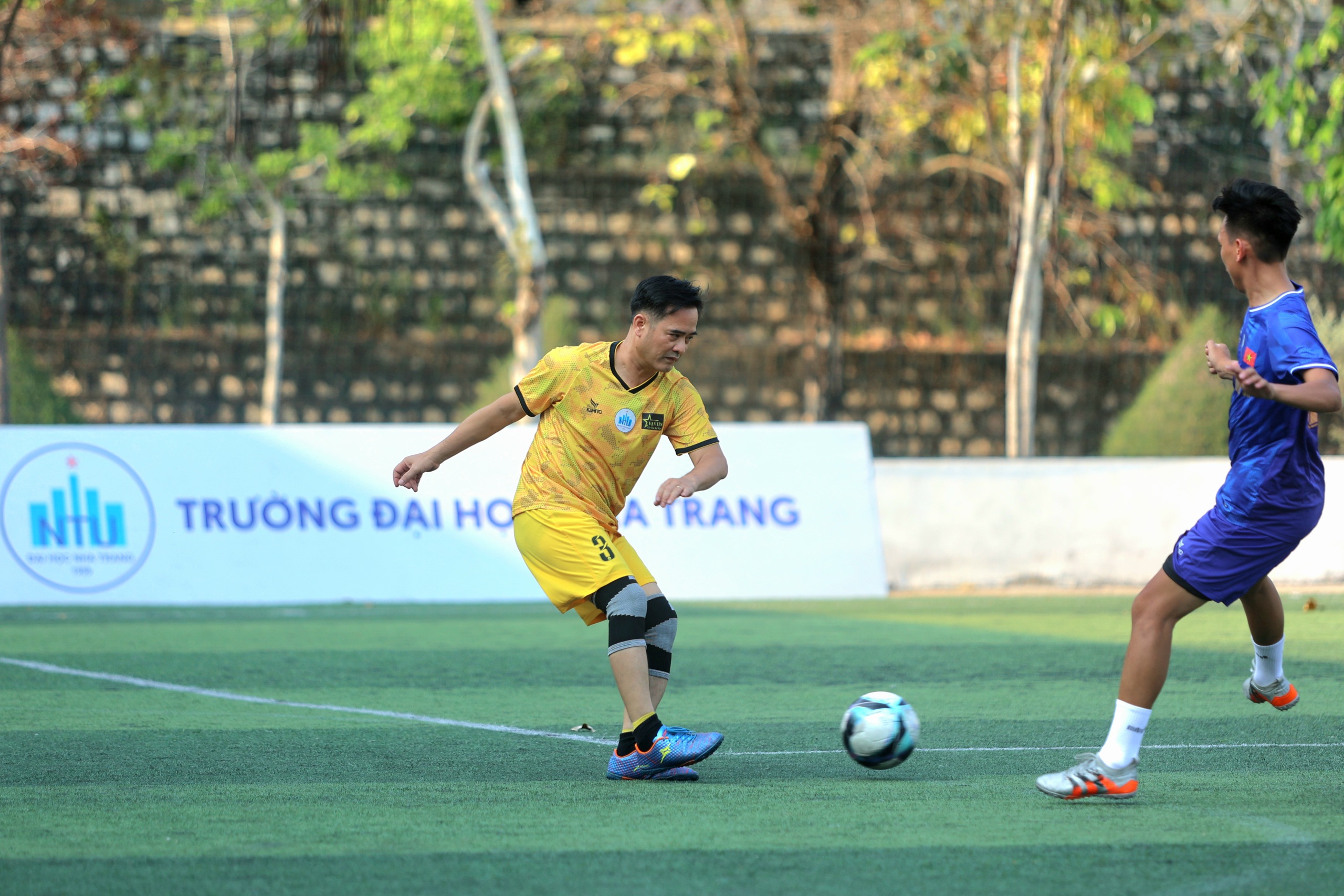 Trận đấu 'đặc biệt' tại sân Trường ĐH Nha Trang- Ảnh 7.