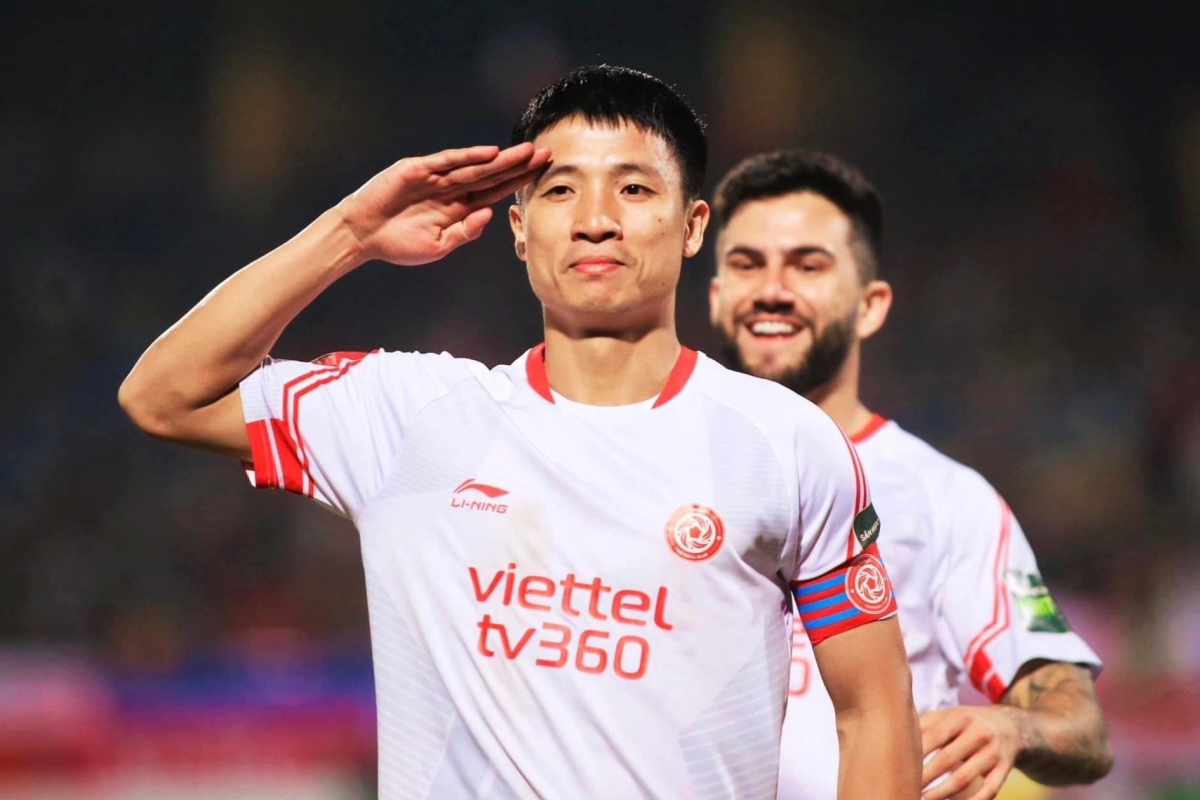 Hình ảnh trung vệ Bùi Tiến Dũng