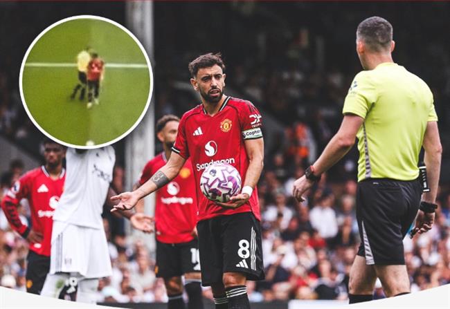 Trọng tài chính va chạm với Bruno ngay trước khi anh đá 11m. Trọng tài va chạm với Bruno Fernandes trước khi đá penalty.