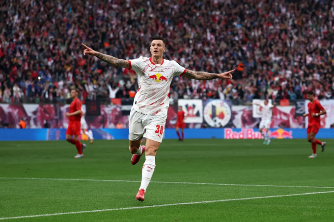 Cuộc đua giành chữ ký Sesko: Newcastle vượt mặt Man United, tương lai Isak bất định