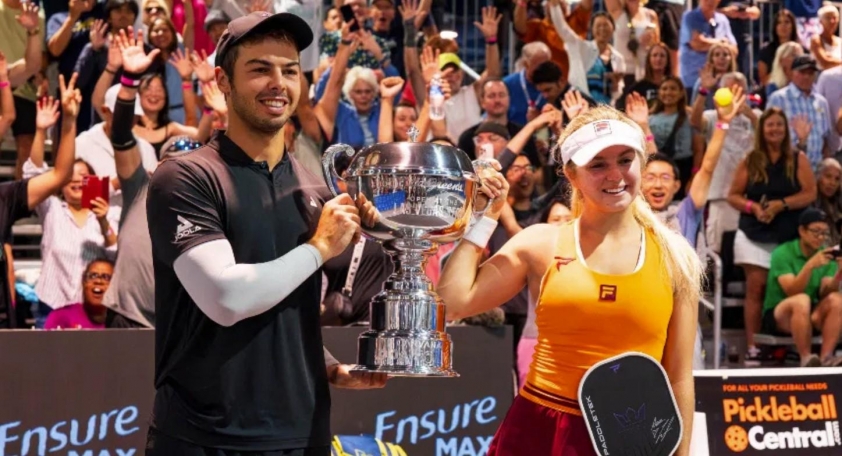 Waters và Johns với cúp vô địch PPA Las Vegas