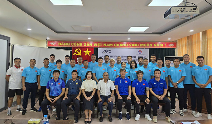 Công Vinh trong khóa học HLV tại Hà Tĩnh