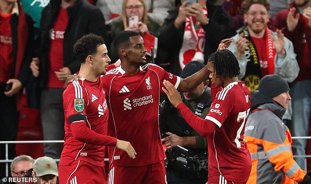 Isak ghi bàn đầu tiên cho Liverpool