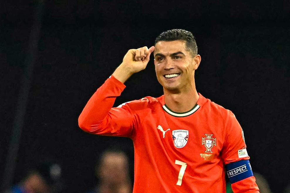 Ronaldo ghi bàn từ chấm 11m