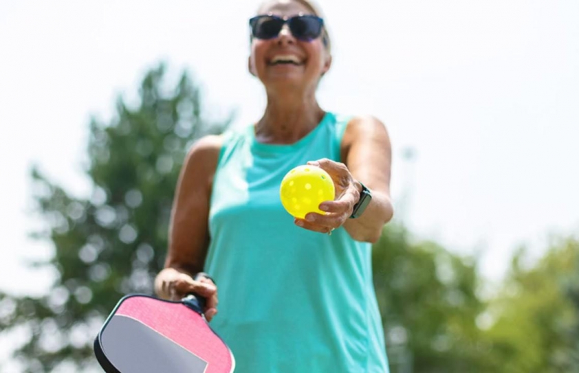 Hình ảnh người chơi pickleball đang di chuyển