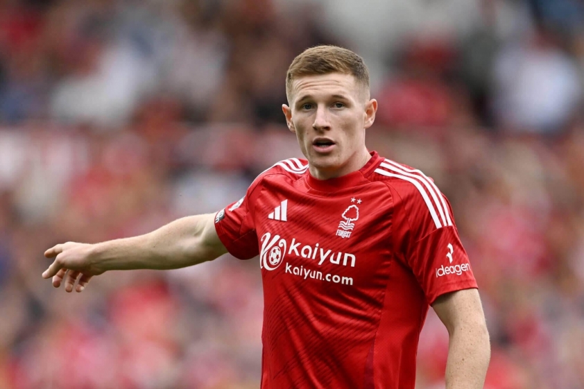 Elliot Anderson trong màu áo Nottingham Forest