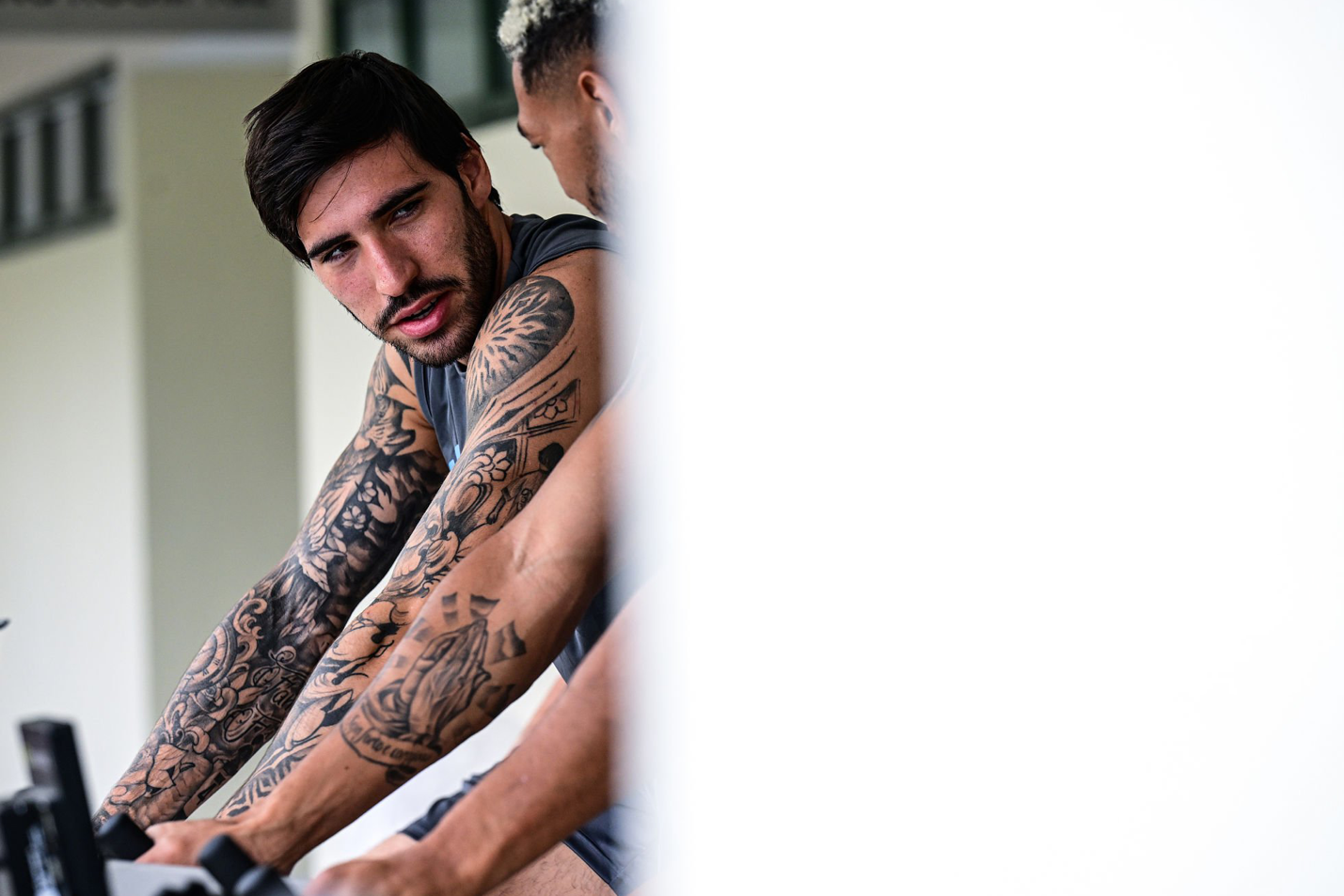 Tất tần tật chuyện nội bộ giữa Newcastle và Isak 39 ngày qua 1 Bầu không khí tại CLB Newcastle