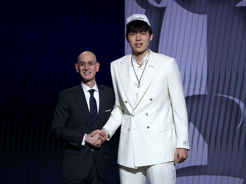 Yang Hansen và ủy viên NBA Adam Silver tại NBA Draft 2025
